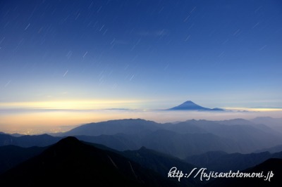 農鳥岳からの富士山と甲府盆地の夜景