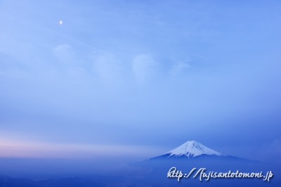 三つ峠の富士山と月