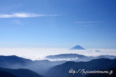 北岳山荘から望む富士山と雲海