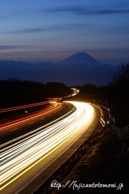 中央自動車道の光跡と富士山