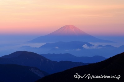 小河内岳から望む赤富士