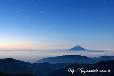 北岳から望む夜明けの富士山