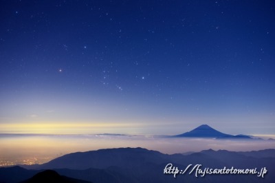 農鳥岳から望む夜明けのオリオン座と富士山