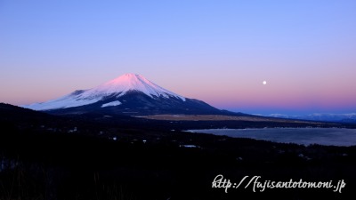 パノラマ台より望む山中湖と富士山と月