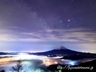 新道峠から望む雲海と天の川と富士山