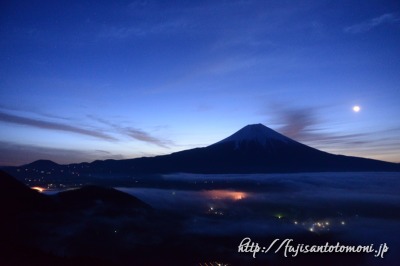 猪之頭林道の雲海と夜明けの富士山