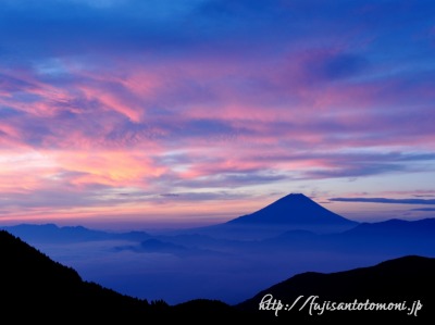 櫛形山より望む朝焼けの富士山