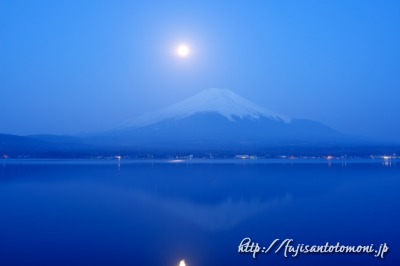 春霞の富士山と月が舞い降りる夜明け