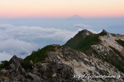 鳳凰三山から望む赤富士と雲海