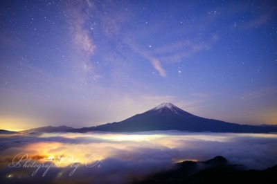 子ノ神から望む富士山と天の川と雲海
