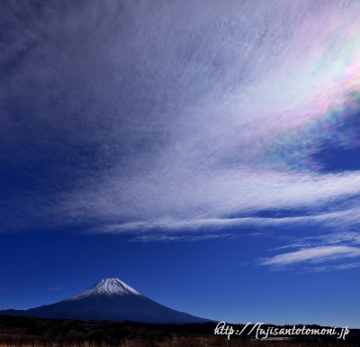 朝霧高原から望む彩雲と富士山