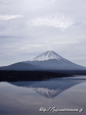 本栖湖の逆さ富士と薄雲