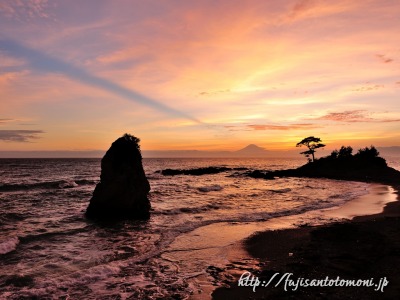 秋谷海岸・立石からの夕焼けと富士山