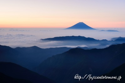 北岳から望む雲海と富士山