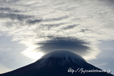 朝霧高原より望む笠雲の富士山