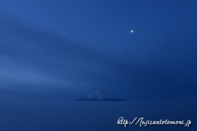 三つ峠の月と富士山