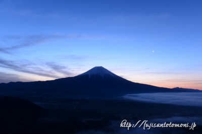 猪之頭林道の雲海と夜明けの富士山