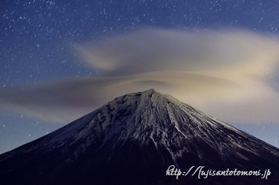 富士宮市より望む笠雲と富士山