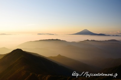 農鳥岳から望む朝の富士山