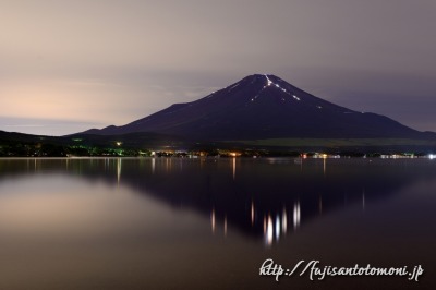 山中湖より望む「人文字」と夏の富士山