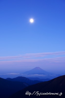 小河内岳から望む富士山と月
