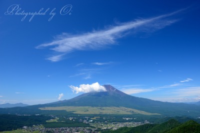忍野村の町並みと夏の富士山