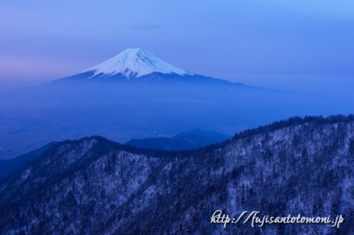 三つ峠の夜明けの富士山
