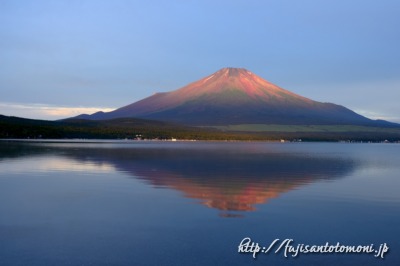 山中湖より望む赤富士