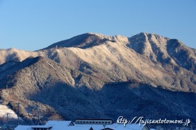 富士吉田市から望む三ツ峠山