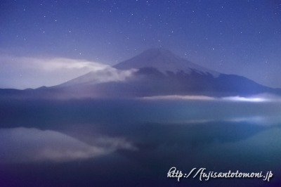 靄が出ている山中湖と富士山