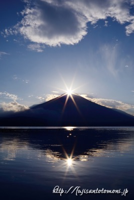 山中湖より望むダイヤモンド富士