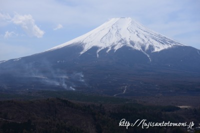 北富士演習場（梨ヶ原）で火入れ（野焼き）が行われている富士山