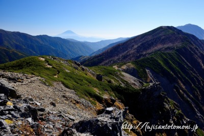南アルプス烏帽子岳より望む富士山と山並み
