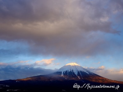 井之頭林道より望む夕暮れの富士山