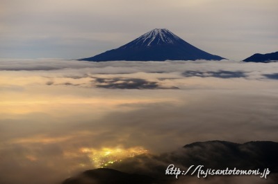 櫛形山より望む雲海と富士山