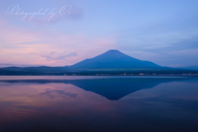 山中湖より望む夜明けの富士山