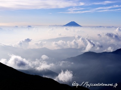北岳より望む雲海と富士山