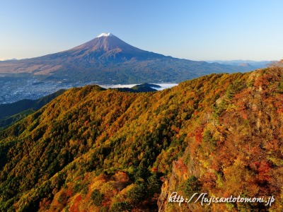 三ッ峠山から望む初冠雪の富士山と紅葉