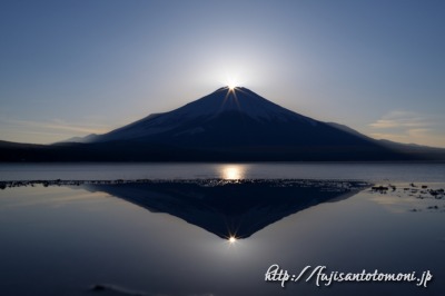 山中湖より望むダイヤモンド富士