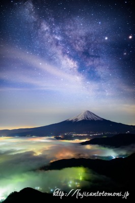 Lightroomで現像した富士山と天の川の写真