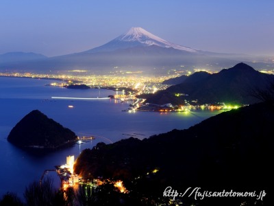 発端丈山より望む夜明けの富士山と沼津の夜景
