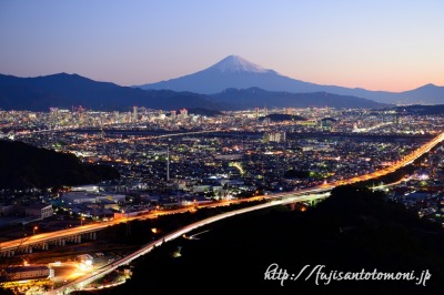 駿河小坂無線中継所跡より望む夜明けの富士山