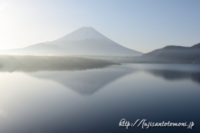 本栖湖の朝霧と富士山