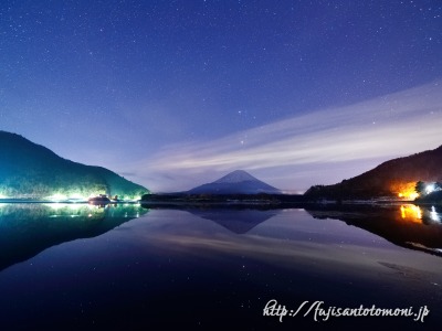 精進湖の星空と富士山の写真
