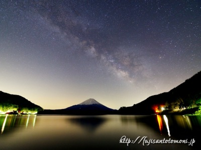 精進湖より望む天の川と富士山