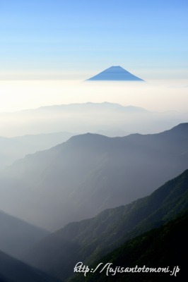 北岳から望む夏の富士山