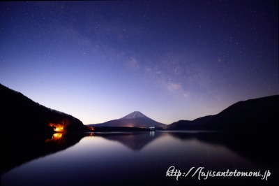 本栖湖から撮影した富士山と天の川の写真