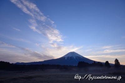 朝焼けと朝霧高原の富士山