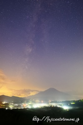 富士岬平から望む富士山と天の川