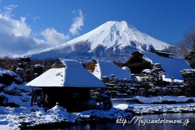 忍野村・ハンノキ資料館より望む富士山と雪景色